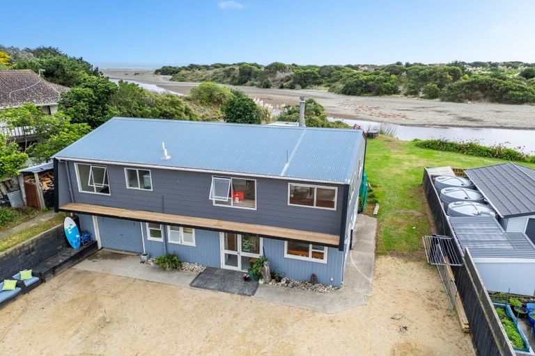 Photo of property in 21 Manga-pirau Street, Waikawa Beach, Manakau, 5573