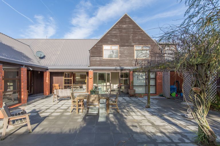 Photo of property in 2 Kent Lodge Avenue, Avonhead, Christchurch, 8042