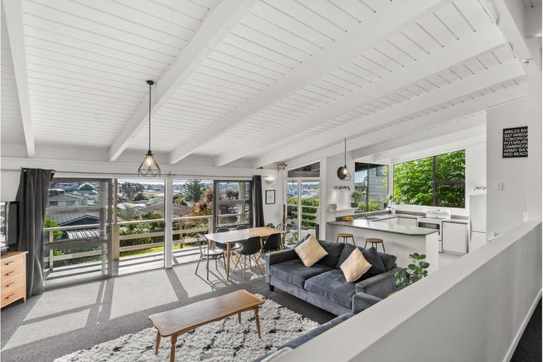 Photo of property in 30 Whangaparaoa Road, Red Beach, 0932