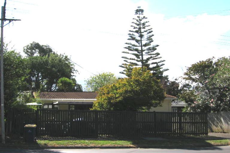 Photo of property in 17 Golf Road, New Lynn, Auckland, 0600