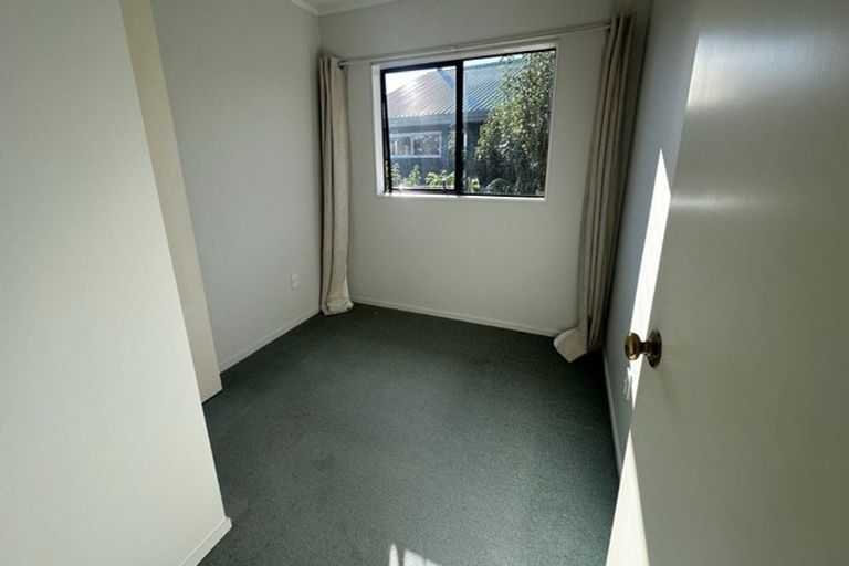 Photo of property in 3/4144 Great North Road, Glendene, Auckland, 0602