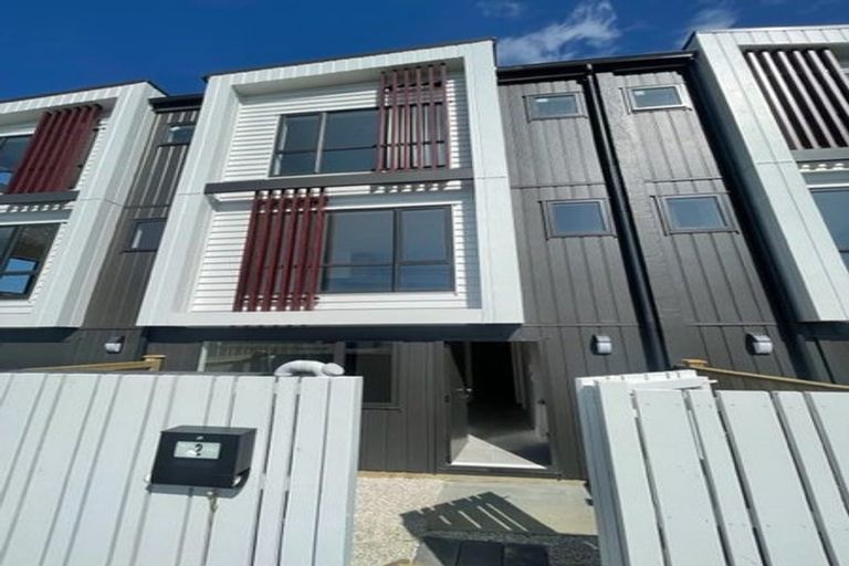 Photo of property in 2/58 Te Atatu Road, Te Atatu South, Auckland, 0610