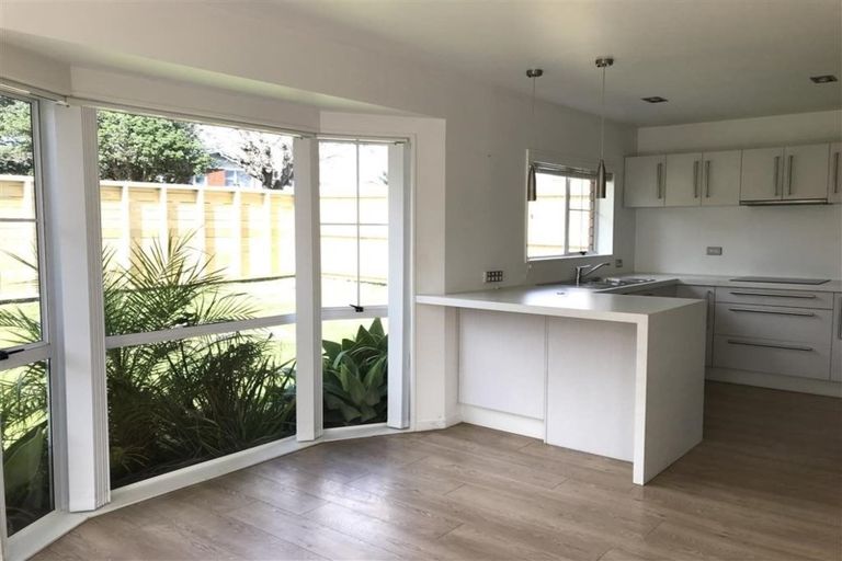 Photo of property in 1/73 Shakespeare Road, Milford, Auckland, 0620
