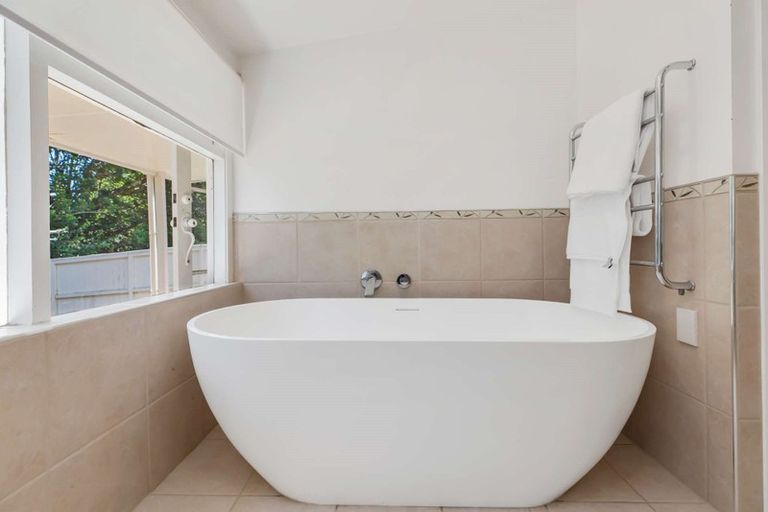 Photo of property in 207 Woodlands Park Road, Titirangi, Auckland, 0604