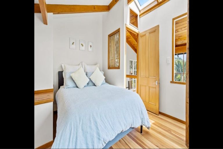 Photo of property in 55 Rayner Road, Piha, New Lynn, 0772