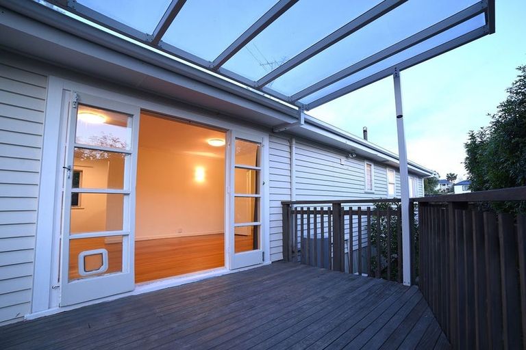 Photo of property in 1/190 East Coast Road, Forrest Hill, Auckland, 0620