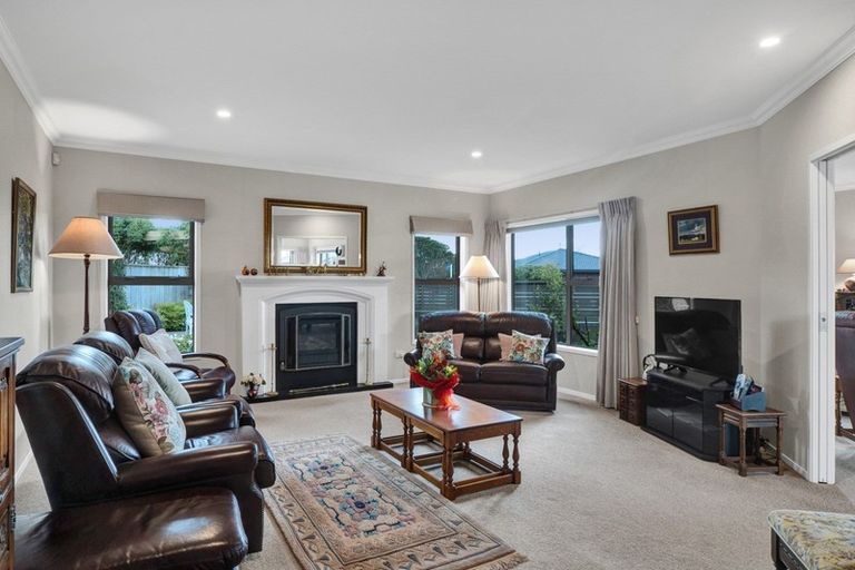 Photo of property in 2 Manurau Crescent, Merrilands, New Plymouth, 4312