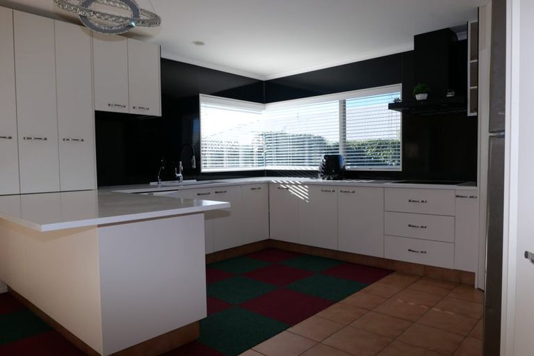 Photo of property in 69 Guildford Drive, Paraparaumu, 5032