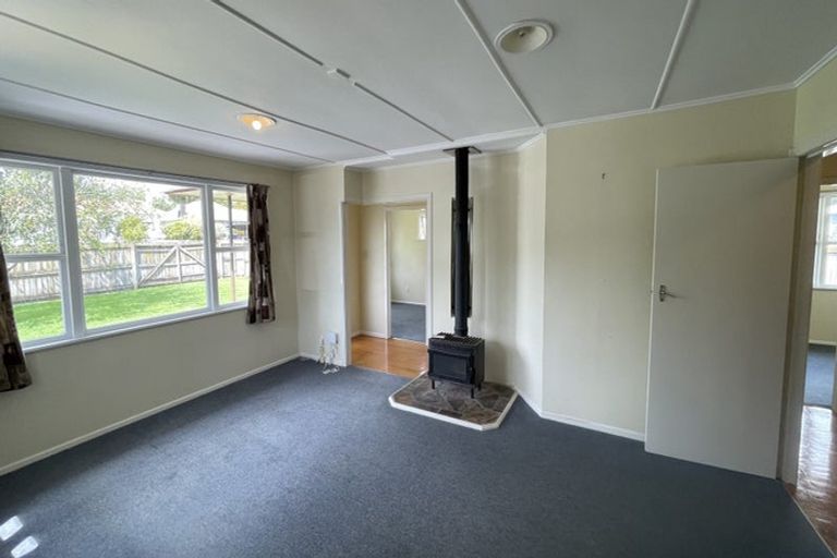 Photo of property in 12 Gill Avenue, Te Atatu Peninsula, Auckland, 0610
