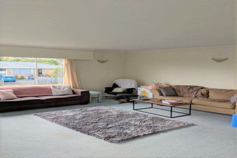 Photo of property in 1 Ravenwood Drive, Forrest Hill, Auckland, 0620