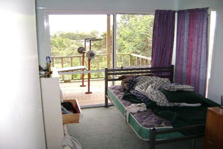 Photo of property in 635 Glenfield Road, Totara Vale, Auckland, 0629