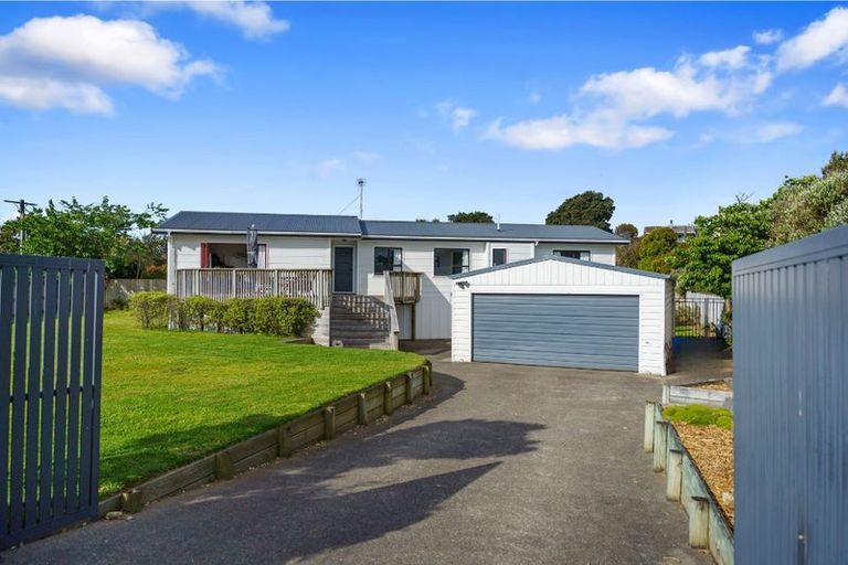 Photo of property in 2 Makora Road, Otaihanga, Paraparaumu, 5036