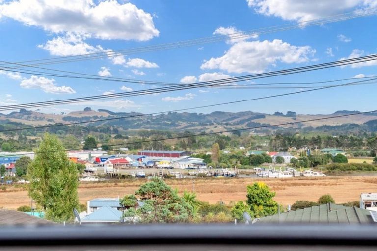 Photo of property in 19 Porter Crescent, Helensville, 0800