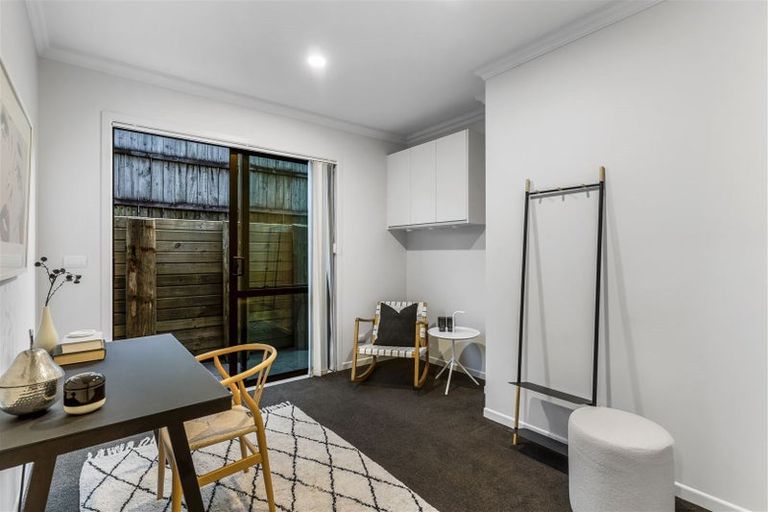 Photo of property in 16 Fernhill Way, Oteha, Auckland, 0632