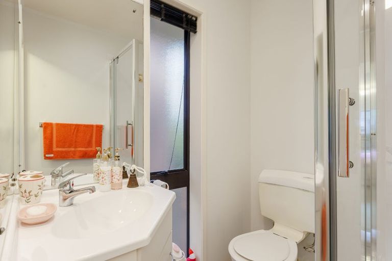 Photo of property in 1 Crestview Place, Browns Bay, Auckland, 0630