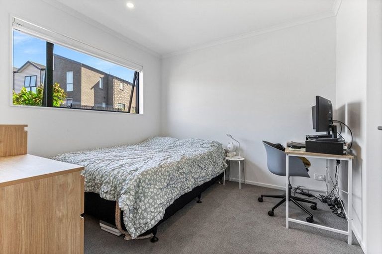 Photo of property in 2/71 Hobsonville Road, Hobsonville, Auckland, 0616