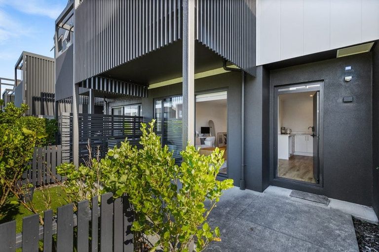 Photo of property in 2/71 Hobsonville Road, Hobsonville, Auckland, 0616