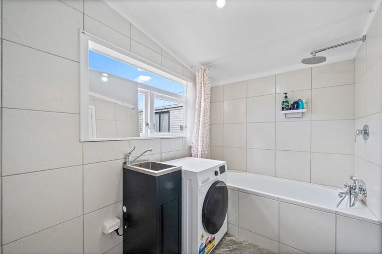 Photo of property in 35 Beaubank Road, Kelston, Auckland, 0602