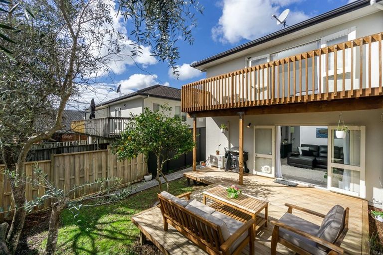 Photo of property in 2/49 Fields Parade, Oteha, Auckland, 0632