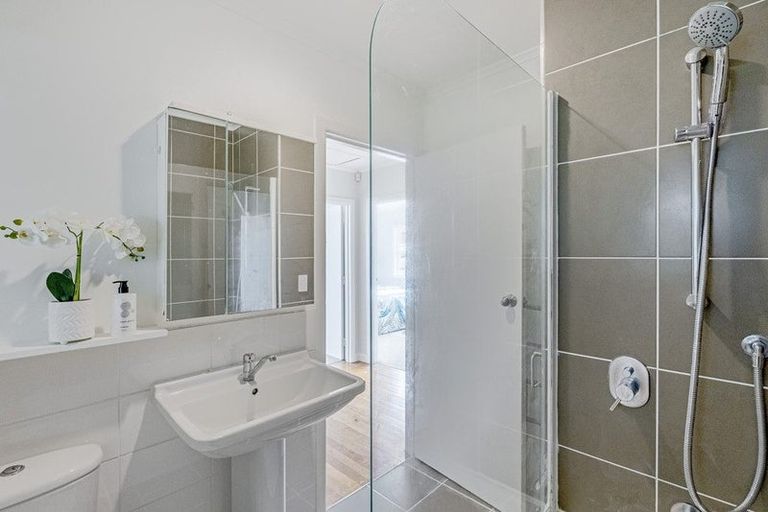 Photo of property in 1/23 Forrest Hill Road, Milford, Auckland, 0620