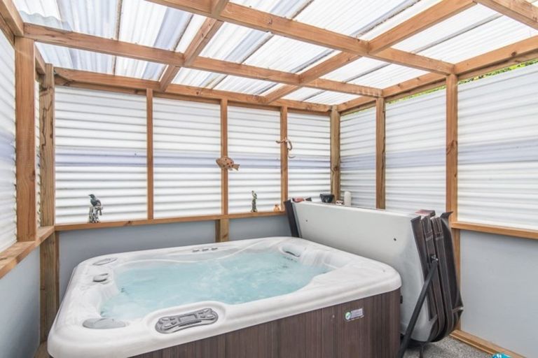 Photo of property in 75 Nimmo Avenue East, Waikanae, 5036