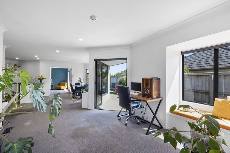Photo of property in 16 Karina Road, Merrilands, New Plymouth, 4312