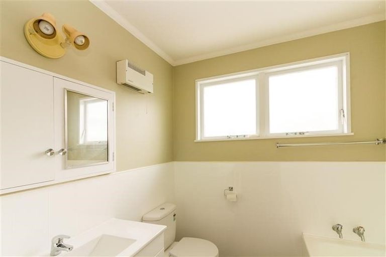 Photo of property in 6a Hollows Crescent, Takaro, Palmerston North, 4412