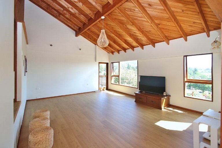 Photo of property in 11 Rika Place, Kawaha Point, Rotorua, 3010