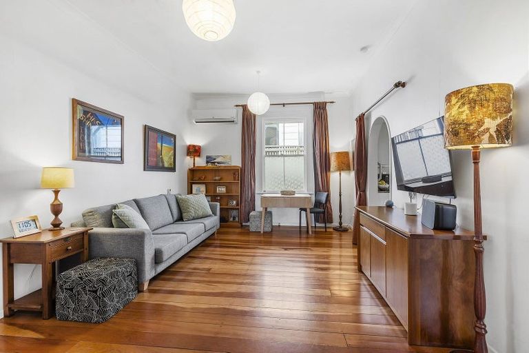 Photo of property in 15 Seine Street, Island Bay, Wellington, 6023