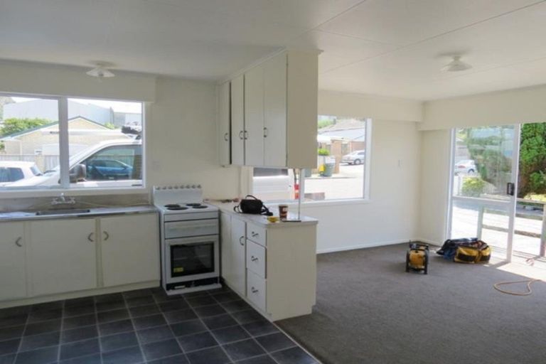 Photo of property in 8 Simons Street, Moturoa, New Plymouth, 4310