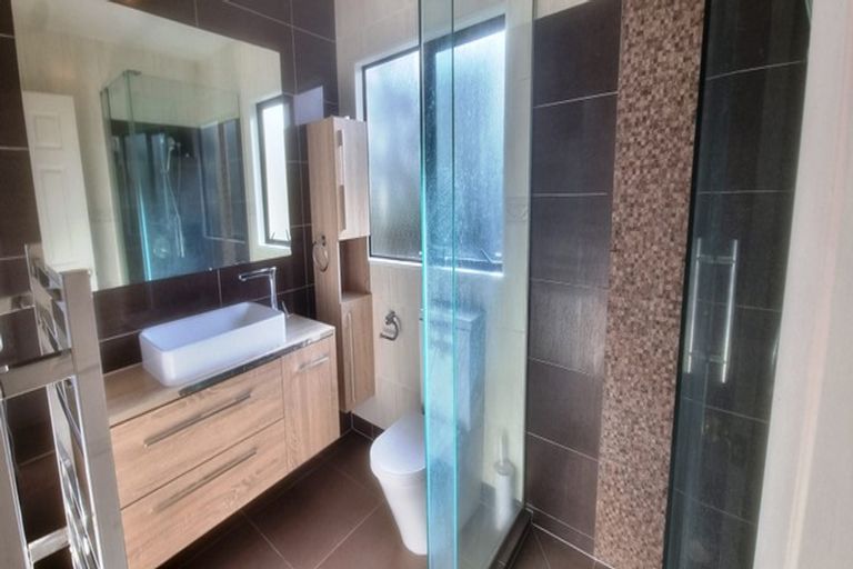 Photo of property in 2 Graham Collins Drive, Windsor Park, Auckland, 0632