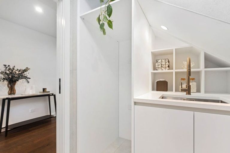 Photo of property in 1b Creamer Avenue, Belmont, Auckland, 0622