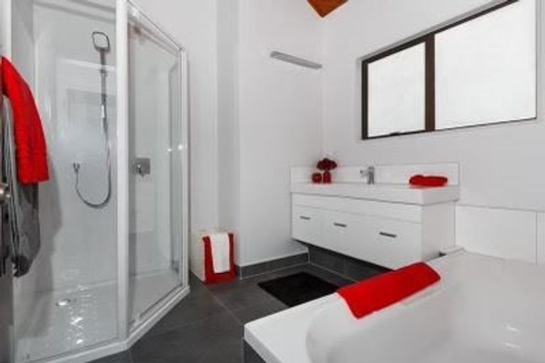 Photo of property in 1/6 Glucina Avenue, West Harbour, Auckland, 0618