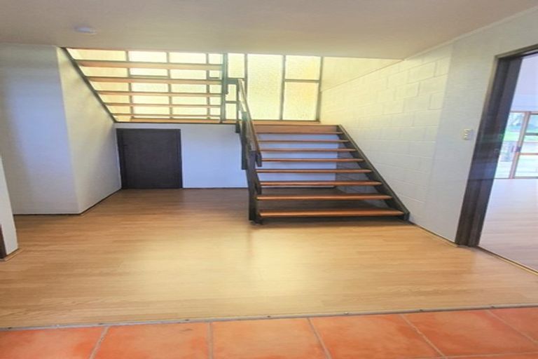 Photo of property in 8 Manhattan Heights, Glendene, Auckland, 0602