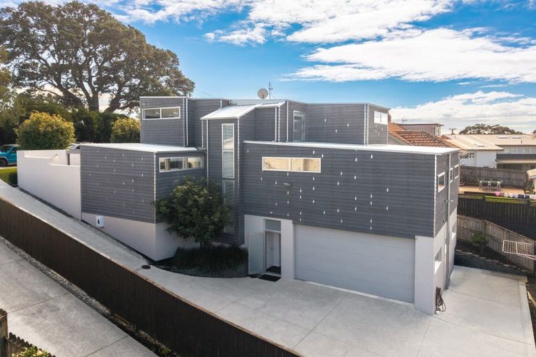 Photo of property in 33 Luplau Crescent, Cockle Bay, Auckland, 2014