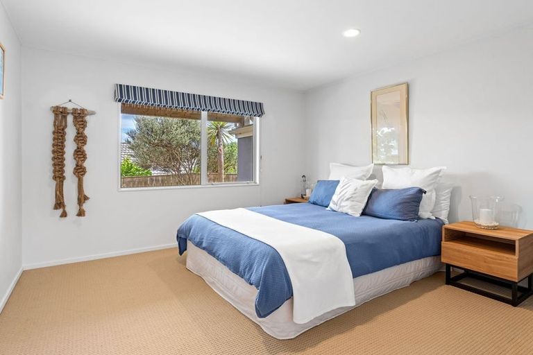 Photo of property in 18 Marram Way, Peka Peka, Waikanae, 5391