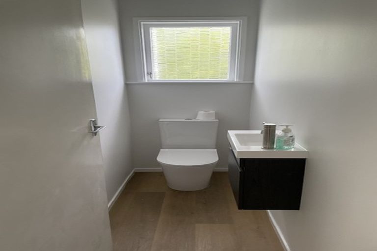 Photo of property in 14 Raymond Terrace, Northcote, Auckland, 0627