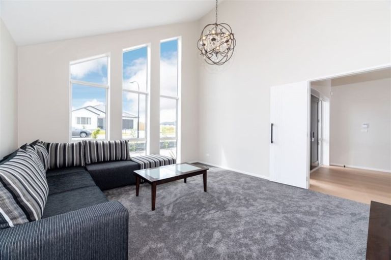 Photo of property in 10 Walter Ruddock Avenue, Kumeu, 0810