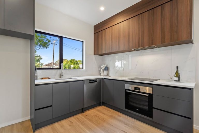 Photo of property in 4/51 Point England Road, Point England, Auckland, 1072