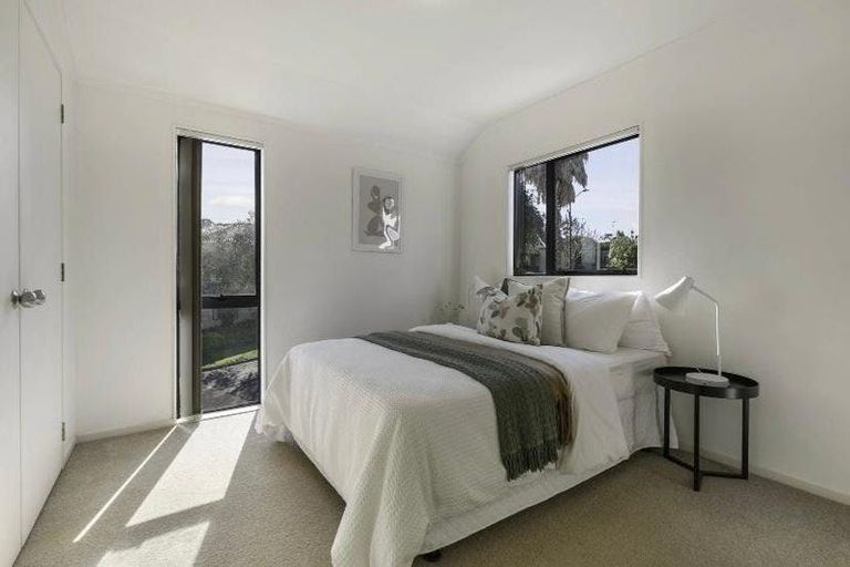 Photo of property in 1/14 Ponderosa Drive, Oteha, Auckland, 0632