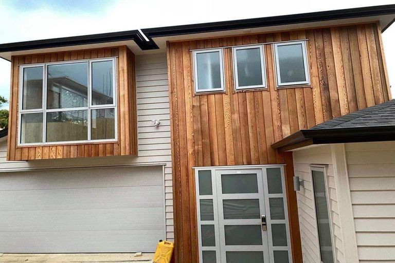 Photo of property in 579 Glenfield Road, Totara Vale, Auckland, 0629