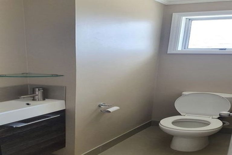 Photo of property in 27 Pahi Place, West Harbour, Auckland, 0618