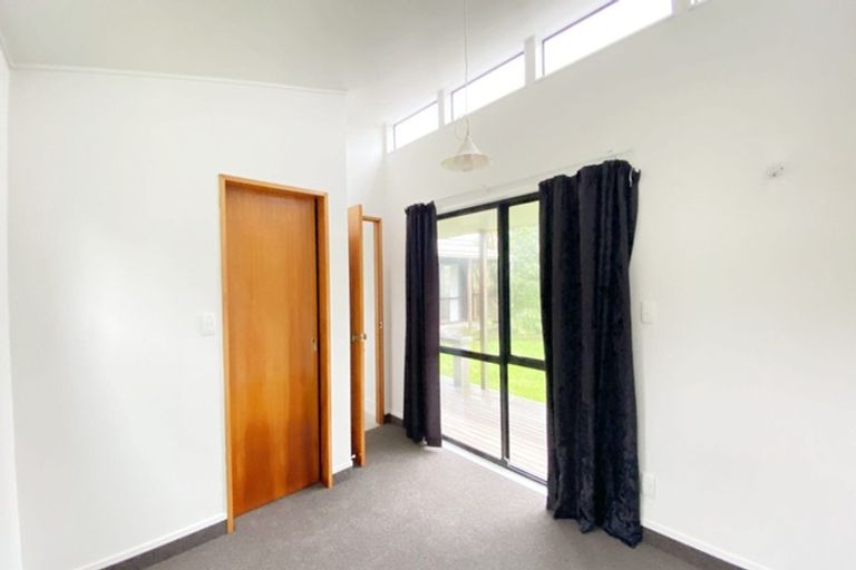 Photo of property in 16 Opanuku Road, Henderson Valley, Auckland, 0612