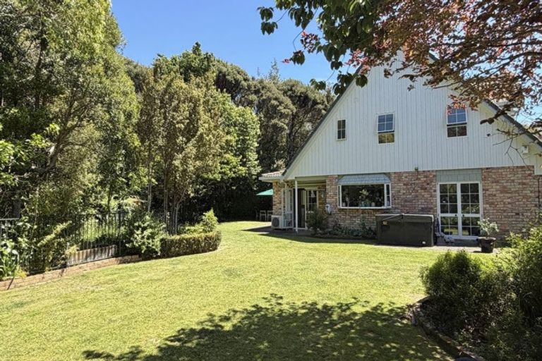 Photo of property in 35 Ravenstone Place, Chatswood, Auckland, 0626