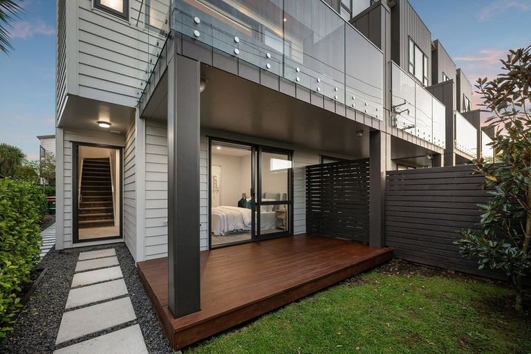 Photo of property in 2e Fowler Street, Northcote, Auckland, 0627