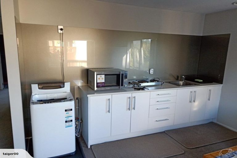 Photo of property in 8 Stubbs Place, Fairview Heights, Auckland, 0632