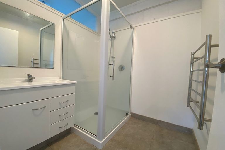 Photo of property in 2/32 Knightsbridge Drive, Forrest Hill, Auckland, 0620