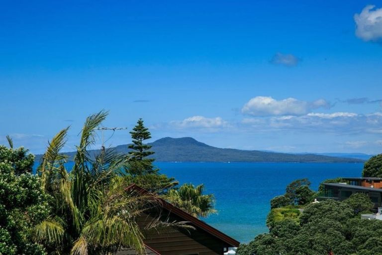 Photo of property in 2/33 Hyde Road, Rothesay Bay, Auckland, 0630