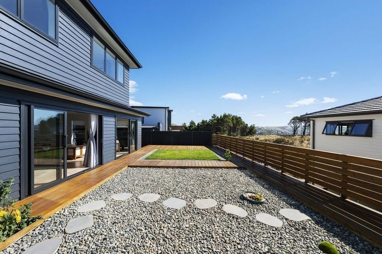 Photo of property in 8 Boeing Way, Newlands, Wellington, 6037