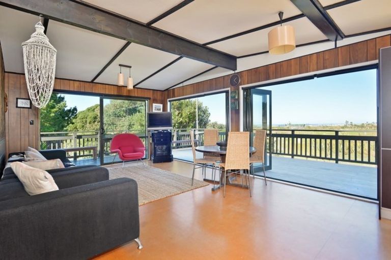 Photo of property in 138 Blue Pacific Parade, Riversdale Beach, Masterton, 5872